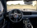 Typisch 911: geradliniges Sport-Cockpit mit mittigem Drehzahlmesser. Typisch 992 GT3: diverse Schriftzüge und konventioneller PDK-Wahlhebel statt Bedienstick