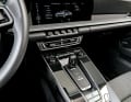 Der 911 Targa 4S kommt in Serie mit einem 8-Gang-Doppelkupplungsgetriebe, bedient per Joystick. Auf Wunsch – und ohne Aufpreis – gibt es eine 7-Gang-Handschaltung plus das Sport-Chrono-Paket