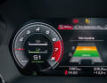Bei der digitalen Instrumentierung gibt es zusätzlich die beiden Tankanzeigen für CNG und Benzin. Automatisch wird zuerst Erdgas verbraucht, die Anzeige leuchtet grün. Die Reichweitenanzeige informiert den Fahrer mit vorbildlicher Datendarstellung