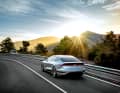 Eine scharfe Abrisskante für die  Aerodynamik, darunter ein umlaufendes Black Panel mit OLED-Leuchten für  Sicherheit, Individualisierung und Show