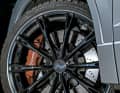 Die formschönen, filigranen Abt-Räder in 8,5 x 20 Zoll hören auf den Namen „Sport GR 20 Glossy Black“. Die Brembo-Bremse steht für 2.790 Euro ganz offiziell in der Cupra-Aufpreisliste