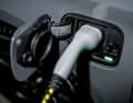 An der heimischen Steckdose dauert der Ladevorgang bei leerer Batterie etwa 5,5 Stunden