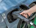 Der E-Tron GT hat zwei Ladebuchsen, links für ACLaden (11/22 kW), rechts für DC-Laden mit bis zu 270 kW