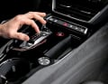 Fahrer und Beifahrer werden von einer breiten Mittelkonsole getrennt, hier befinden sich unter anderem der Startknopf sowie der Wählschalter für die Fahrstufen