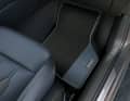 CUPRA FUSSMATTEN Die strapazierfähigen Fußmatten mit Schutzfunktion verleihen dem Formentor zusätzliche Eleganz. Mit Cupra- Logo sind sie in Petrol Blue Kunstleder sowie Schwarz erhältlich (145 Euro, # 5FG 863 011E LOE)