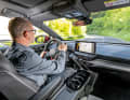 Das Sportpaket „Plus“ mit Adaptivfahrwerk bietet auch eine Progressivlenkung, die besonders im Sport-Modus angenehm straff und präzise agiert | Fotos I. Barenschee (VW)