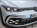 Fast ein GTI: Bis auf die rote Zierleiste hat auch er ein LED-Band, ein großes Wabengitter sowie X-förmige Nebelscheinwerfer (optional)