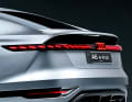 Umlaufende OLED-Elemente bis weit in die Fahrzeugflan­ke hinein, darüber der Spoile