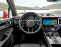 Typisch Macan: überaus edles, zugleich sportives Interieur. Neu sind unter anderem die entknopfte Mittelkonsole, Lenkräder vom 911 und ein modernisiertes Infotainment