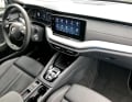 Modernes Cockpit mit wenig klassischen Schaltern, großen Displays und einem Zweispeichen-Lenkrad. Die Verarbeitung ist top!