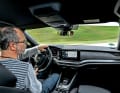 Das Sport-Volant ist griffig und die gut austarierte Progressivlenkung bleibt beim Überlenken der Mittellage präzise und mitteilsam