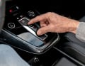 Auf der frei schwebenden Bedieninsel ist unter anderem der kompakte Shifter für die Wahl der Fahrstufen untergebracht