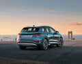 Das Heck des Audi Q4 E-Tron wird von dem großen Diffusor und der durchgehenden Lichtleiste dominiert