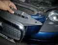 Bei offener Motorhaube am Audi A3 8P zwei Schrauben Tx 30 lösen, dann Single-Frame- Grill aushängen