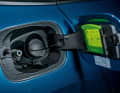 Hinter der Tankklappe befindet sich links vom Benzin-Einfüllstutzen der kleinere Stutzen der CNG-Tankanlage
