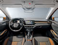 Hochwertiges Cockpit mit zentralem Touchscreen und Stoffbezug. Heizungen für Multi-Lederlenkrad und Frontscheibe sind möglich
