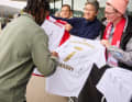Autogrammstunde bei der Fahrzeugübergabe: Serge Gnabry signiert ein FC Bayern Trikot für glückliche Audi Mitarbeitende