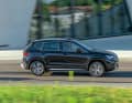 Das Fahrwerk fühlt sich mit 19-Zoll-Rädern sportlich und direkt an. Selbst auf der Langstrecke wünscht man sich nicht mehr Komfort