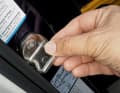 Zum Abführen von statischen Aufladungen blankes Metall am Auto berühren
