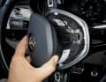 Nach beidseitigem Entriegeln Airbag aus dem Lenkrad nehmen