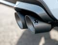 Optional gibt es eine klangstarke, aber nicht nervig laute Akrapovic-Auspuffanlage