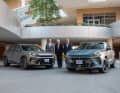 In Los Angeles (v.l.): Thomas Schäfer (CEO Marke Volkswagen und Leiter der Markengruppe Core), Roger Penske (Gründer und Vorsitzender der Penske Corporation) und Wayne Griffiths (CEO von SEAT und CUPRA)