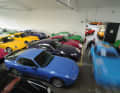 In den Hallen des Restaurierungsbetriebs Early 911s geht es farbenfroh zu. Von Maritimblau, Speedgelb, Amarantviolett und Sternrubin bis zu Gulfblau