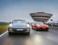 Familienporträt: Auf der Rennstrecke des Porsche-Werks Leipzig trifft unser Geburtstagskind auf einen aktuellen Panamera. Einen Hybrid 4 E-Hybrid. Übrigens: Einen Antrieb mit Doppelherz gibt’s in der Sportlimousine seit 2011.