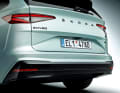 Das Heck wird von zweigeteilten Leuchten geprägt, dazwischen sitzt ein großer Skoda-Schriftzug