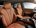 Zur exklusiven Design-Selection „ecoSuite“ (1.800 Euro) gehören cognacfarbene Ledersitze. Für den elektrisch einstellbaren Fahrersitz ruft Skoda 500 Euro extra auf