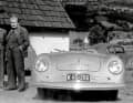 Ferdinand Porsche im Frühjahr 1948 neben dem 356 „Nr. 1“(„Roadster Gmünd“). Der Mittelmotor-Roadster mit Gitterrohrrahmen und 35-PS-VW-Motor wiegt 585 kg und ist 135 km/h schnell