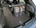 Der variable Kofferraum fasst 385 bis 1.267 (bei umgelegten Rücksitzlehnen und dachhoher Beladung) Liter. Der Testwagen verfügte über das Cargo Pack mit Staufach (für die Ladekabel) unter dem Ladeboden