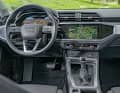 Das luftig-schicke Armaturenbrett auf zwei Ebenen integriert den Infotainment-Bildschirm elegant. Wer nicht so tief blicken möchte, holt sich die optionale Navigation einfach aufs Digital-Cockpit Pro für 400 Euro