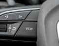 Das Multifunktionslenkrad glänzt mit einer praktischen Walze, per View-Taste werden die Ansichten im Digital Cockpit umgeschaltet