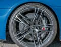 Der R8 mit 20-Zöllern rundum. 305er-Walzen hinten und Keramikbremsen haben beide