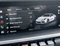 Das 10,9-Zoll-Infotainment des Porsche (PCM) bietet viel mehr Konnektivität als jenes im R8, lenkt mit seiner Touchbedienung aber auch mehr ab