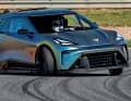 Wenn ein Profi am Steuer sitzt, fetzt der mit Allradantrieb ausgerüstete Cupra Urban Racing Concept im Drift um die Ecken