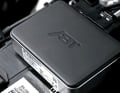 Die neue Motorsoftware sitzt in einer Zusatzbox namens „Abt Engine Control“ (AEC). Vorteil hiervon ist, dass das Seriensteuergerät unangetastet und das Fahrzeug vollständig diagnosefähig bleibt