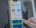 Praktische Handy- und Tablet-Halter mit einfacher Montage an den Kopfstützen gibt es ab 53 Euro bei Skoda-Zubehör