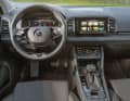 Das Cockpit ist aufgeräumt und dank der verbliebenen Taster und Drehregler auch während der Fahrt bestens bedienbar