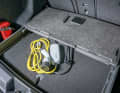 Im flachen Fach unter dem Kofferraumboden finden Ladekabel Platz VW Tiguan 2.0 TDI DSG vs. VW ID.4 Pro Performance
