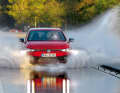 Wenn das Auto zum Verdränger wird: Bei 7 mm Wassertiefe schwimmen die Testreifen bei knapp 80 km/h auf