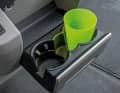 Ablagen gibt es in Hülle und Fülle – etwa den praktischen Cupholder, der vor Fahrer und Beifahrer ausgeklappt werden kann