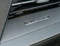 Dezenter Hinweis: Wenn Audis Quattro-Antrieb an Bord ist, findet sich am Armaturenträger immer diese kleine Plakette