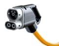 Für schnelles DC-Laden braucht es einen speziellen Stecker (CCS), der den abgeplatteten runden Typ2-Stecker des AC-Ladens um eine ovale Sektion darunter ergänzt. Das CCS-Ladekabel ist stets in die Ladesäule integriert