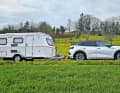 Caravan-Fans aufgepasst: Der ID.4 GTX bietet 299 PS und 1.400 kg Anhängelast – bei 8 % Steigung. Auf einer 115-km-Tour mit einem aerodynamischen 1,2-Tonnen-Wohnwagen bei Tempo 100 und 9° Celsius lag der Verbrauch bei 33,4 kWh/100 km, die Reichweite bei 230 km