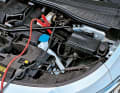 Ja, sie gibt es noch: die 12V-Bordbatterie, die etwa die Beleuchtung, die Steuergeräte und das Infotainment mit Strom versorgt. Geladen wird sie von der Hochvoltbatterie. Ist der 12V-Speicher leer, wird etwa die HV-Batterie elektrisch getrennt – dann geht nichts mehr. Starthilfe kann helfen – ganz wie in der Verbrennerwelt. Die zugehörigen Anschlusspunkte liegen vorne unter der Haube