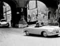 Mit Herbert Kaes am Steuer dreht der Porsche Typ 356 „Nr. 1“ am 11. Juli 1948 beim Stadtrennen in Innsbruck eine schnelle Demorunde. Man beachte den Berlin-Rom-Wagen im Hintergrund