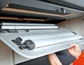 Den kenn ich doch? Der bekannte VW-Campingtisch passt dank Aussparungen exakt unter die Liegefläche im Heck