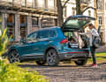Ob in der Stadt, auf dem Land, vor dem Baumarkt oder vor der Oper – der vielseitige, praktische und elegante Tiguan macht überall eine gute Figur